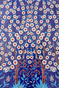 Blumen. Eines der 80 Iznik-Paneele - hochdekorierte Keramikfliesen, die im 16. Jahrhundert beliebt waren - die in Istanbuls kaiserlichen und religiösen Gebäuden besonders auffallen. Scheich-Zayid-Moschee. 1995. Emirat Abu Dhabi von Unbekannt