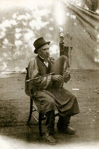 Folklore der Auvergne: Musiker spielt Chabrette, frühes 20. Jahrhundert