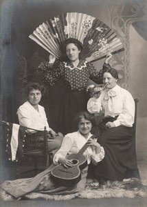 Vier Damen mit Horn, Gitarre und Fächer, Frankreich, ca. 1920
