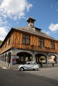 Frankreich, Arreau, Citroen 2CV auf der Straße neben dem mittelalterlichen überdachten Markt (Foto) von Unbekannter Künstler