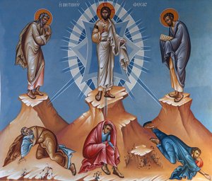 Fresko in der Heilig-Kreuz-Kirche, Pedoulas. Die Verklärung, Christus verklärt zwischen Elia und Mose, die die Gesetzestafeln halten. Zu ihren Füßen die Apostel Jakobus, Johannes und Petrus, Pedoulas, Zypern
