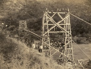 Fresno, Kalifornien: 1890 Dieses Foto von C.C. Curtis zeigt die Smith und Moore Brücke über den Kings River, die Teil einer Rinne ist, die von Hiram T. Smith und Austin D. Moore gebaut wurde, um Holz aus der Sierra für ihre Firma, die Kings River Lumber, z von Unbekannt