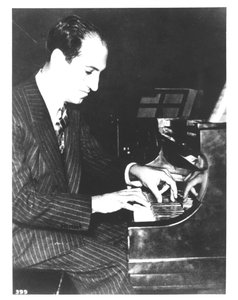 George Gershwin (1898-1937) amerikanischer Komponist, am Klavier, ca. 1935