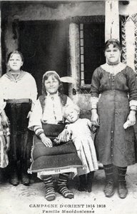 Griechenland, Mazedonien: Porträt einer mazedonischen Familie - Postkarte 1914-1918 von William M. Timlin