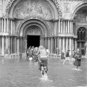 Hochwasser in Venedig (acqua alta oder Überschwemmungen), Markusplatz