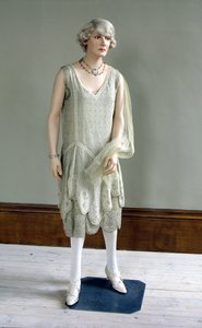 Schwer besticktes Abendkleid aus Seidengeorgette