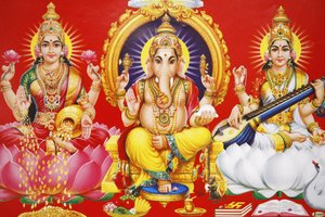 Hindu-Göttin Laxmi, Gott Ganesh und Göttin Saraswati (von links nach rechts), Indien
