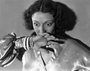 Hollywood, Kalifornien: ca. 1932 Nahaufnahme einer jungen Frau, die sich erschrocken den Mund bedeckt. (s/w Foto)