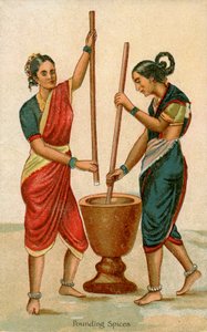 Indische Frauen beim Zerkleinern von Gewürzen