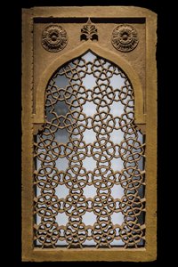 Jali mit Achtecken und Sternen. Nordindien, Ende des 16. - Anfang des 17. Jahrhunderts. Geschnitzter Sandstein. Louvre Museum