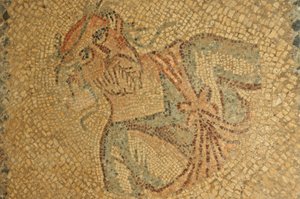 Libyen, römisches Mosaik eines alten Mannes mit Bart und Kranz von Unbekannt