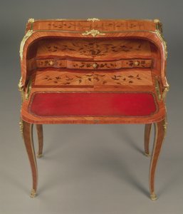 Louis XV Damenschreibtisch mit Blumenmarketerie und vergoldeten Beschlägen, von Bernard II van Risenburgh (tätig 1730-65/6), ca. 1750 von Unbekannt