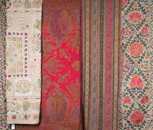 Von links nach rechts: Mihrab Susani, Usbekistan, spätes 19. Jahrhundert; Schal, Kaschmir, hergestellt von Momtaz von Unbekannt