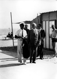 Mostra del Cinema 1930er Jahre: der Duce Benito Mussolini am Lido mit Graf Giuseppe Volpi di Misurata Venedig von Unbekannt