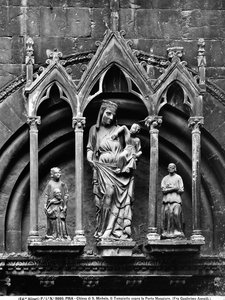 Madonna mit Kind und zwei Heiligen. Gemälde von Bruder Guglielmo Agnelli im kleinen Tempel über dem Hauptportal, Kirche San Michele in Borgo, Pisa.