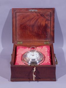 Marineuhr in silbernem Doppelfutteral, liegend auf Kissen in Mahagonitragekoffer, von John Harrison und Sohn