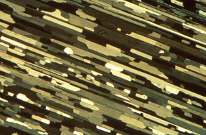 Mikrographien (Licht) Eloxiertes extrudiertes Aluminium, Lichtmikrographie von Unbekannt