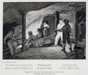 Salzmine: Besucher setzen sich in den oberen Teil der Rutsche, die in die unterirdischen Gänge der Mine führt, in Durrnberg, Österreich von Unbekannt