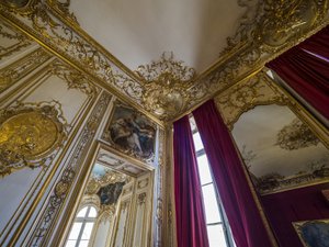 Minerva lehrt ein junges Mädchen die Kunst der Tapisserie