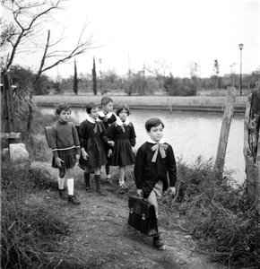 Gemischte Schule in Venedig, Schüler tragen eine Bluse. Der Ausgang der Klassen (Schulschwänzen). 1950er Jahre