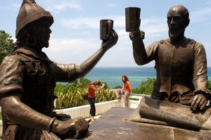 Denkmal namens Sanduguan oder Blutritual, bei dem ein Toast mit Blut zwischen dem spanischen Konquistador Miguel López de Legazpi und dem Sikatuna Filipino inszeniert wird, um das erste Friedensabkommen zu formalisieren. Bool, Bohol, 2019 (Foto) von Unbekannt