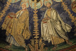 Mosaik der Decke des Baptisteriums von Neon. Detail der Prozession der zwölf Apostel, die sich um das zentrale Mosaik in zwei Richtungen bewegen und mit dem Treffen von St. Peter und St. Paul enden. 5. Jahrhundert, Ravenna, Italien. Eingetragen als UNESCO- von Unbekannt