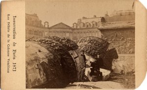Gemeinde von Paris (1871): Zwei Kommunarden posieren in der Nähe der Trümmer der gefallenen Säule des Place Vendome in Paris von Unbekannt