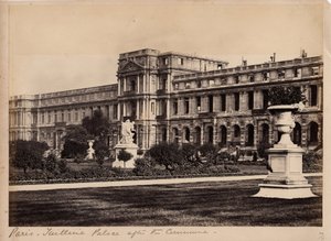 Pariser Kommune (1871): Blick auf den Palais des Tuileries in Paris um Mai 1871. Anonyme Fotografie