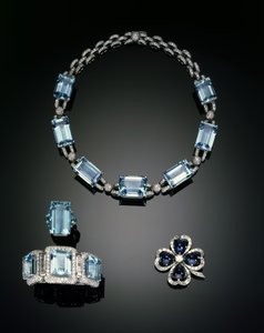 Halskette, Ring, Brosche und Armband von Unbekannt