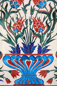 Eines der 80 Iznik-Paneele - hochdekorierte Keramikfliesen, die im 16. Jahrhundert beliebt waren - die in Istanbuls kaiserlichen und religiösen Gebäuden besonders auffallen. Scheich-Zayid-Moschee. 1995. Emirat Abu Dhabi