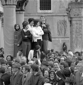 Menschen betrachten den Kardinal Albino Luciani (Johannes Paul I.) mit Papst Paul VI. in Venedig - 1972 von Unbekannt