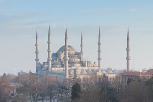 Panoramablick auf die Blaue Moschee kurz vor Sonnenuntergang, Istanbul, Türkei