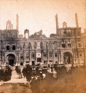 Pariser Kommune (1871): Blick auf das Hôtel de Ville nach dem Brand im Mai 1871. Anonyme Fotografie von Unbekannt