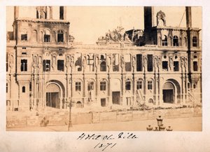 Pariser Kommune (1871): Blick auf das Hôtel de Ville nach dem Brand im Mai 1871. Anonyme Fotografie von Unbekannt