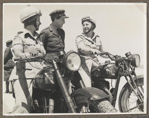 Fotografie aus einem Album mit 65 Fotografien, die sich auf den Auxiliary Territorial Service und die britischen Streitkräfte im Nahen Osten beziehen