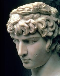 Porträtkopf des Antinous mit dem Kranz des Dionysos, Teil einer Statue aus der Villa des Kaisers Hadrian in Tivoli, römisch, 2. Jahrhundert