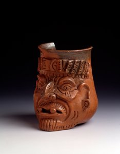 Präkolumbische Kunst, Maya-Zivilisation, Postklassische Periode: Anthropomorpher Tonkrug, der den Kopf eines alten Mannes mit Diadem und Ohrringen darstellt. H. 15,5 x B. 10 cm Guatemala, Museo Nazionale di Archeologia e Etnologia von Unbekannt
