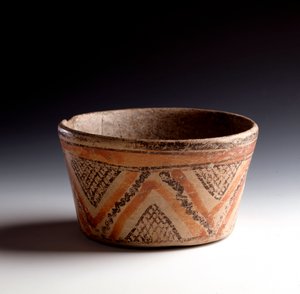 Präkolumbische Kunst, Maya-Zivilisation, Klassische Periode: Polychrome Tonschale, dekoriert mit Zickzacklinien und Dreiecken. Aus Peten, Guatemala. H. 10 x Durchm. 10,6 cm Guatemala, Museo Nazionale di Archeologia e Etnologia von Unbekannt
