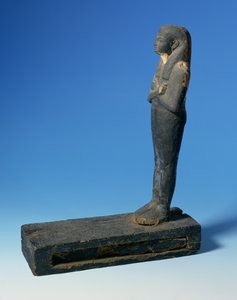Ptah-Sokar-Osiris-Figur mit dreiteiliger Perücke und gekreuzten Armen auf einem rechteckigen Sockel mit einem Fach, das einen Abschnitt von Papyrus enthält, Ägyptisch, 21.-22. Dynastie, ca. 900 v. Chr.