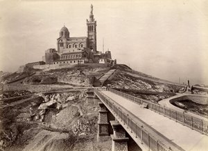 Religiöse Architektur: Außenansicht der Basilika Notre Dame de la Garde (Notre-Dame-de-la-Garde), auch „Gute Mutter“ genannt (1853-1864), erbaut nach den Plänen des Architekten Henry Esperandieu (1829-1874). Marseille, Bouches du Rhone (13), Cenotypie des 