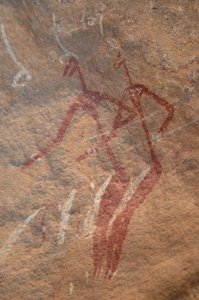 Felskunst, Vorgeschichte: Felsmalerei von zwei langgestreckten Figuren in einem verzierten Schutzraum in den Uweinat-Bergen, Sudan. Zeitraum von 8000 bis 3000 Jahre v. Chr. Fotografie von Unbekannt