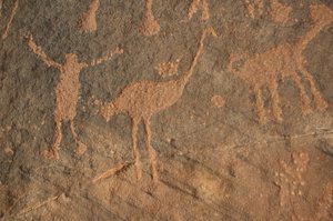 Felskunst, Vorgeschichte: Gravur einer Figur und Strauße im Uweinat-Massiv, Sudan (Karkur-Talh oder Karkur Talh). Zeitraum von 8000 bis 3000 v. Chr. Fotografie von Unbekannt