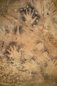 Felskunst, Vorgeschichte: Negative Hände in einer Höhle von Ouadi el Obeyd in der Weißen Wüste, Ägypten. Zeitraum von 8000 bis 3000 v. Chr. von Unbekannt