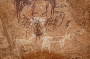 Felskunst, Vorgeschichte: Felsmalerei von Figuren und Kühen in einem verzierten Schutzraum im Uweinat-Massiv, Sudan (Karkur-Talh oder Karkur Talh). Zeitraum von 8000 bis 3000 v. Chr. Fotografie von Unbekannt