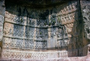 Felsrelief, das den sassanidischen König Shapur I. (241-72), die persische Kavallerie und Tributpflichtige darstellt, 3. Jahrhundert von Unbekannt