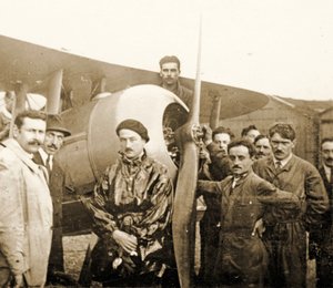 Roland Garros bei seinem Flugzeug