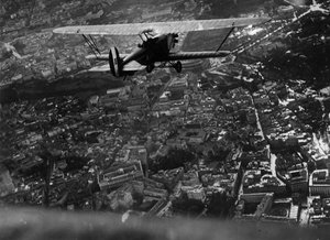 Rom (Italien), ca. 1930: Der italienische Luftfahrtminister Italo Balbo (1896-1940) fliegt während der Luftdemonstration zur Eröffnung des Salons du Tourisme über die Stadt - Rom, Italien, ca. 1930: Italiens Luftfahrtminister It von William M. Timlin