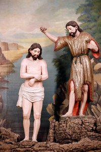 Kirche des Heiligen Franziskus. Die Taufe Christi durch Johannes den Täufer im Wasser des Flusses Jordan. Evora. Portugal. von Benjamin Baud