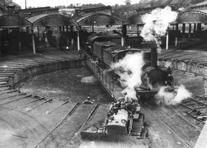 Zweiter Weltkrieg (1939-1945): Cherbourg (Manche) Frankreich Juli 1944: Pioniersoldaten der US-Armee, unterstützt von französischen Eisenbahnarbeitern, stellen das Eisenbahn-Rundhaus wieder her