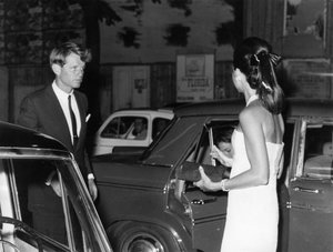 Senator Robert Kennedy mit seiner Frau. Via Veneto. Rom. 1966 von Unbekannt